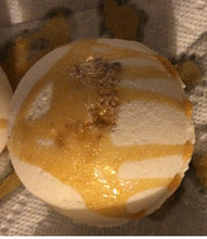 Load image into Gallery viewer, Oatmeal Milk &amp; Honey Bath Bombs